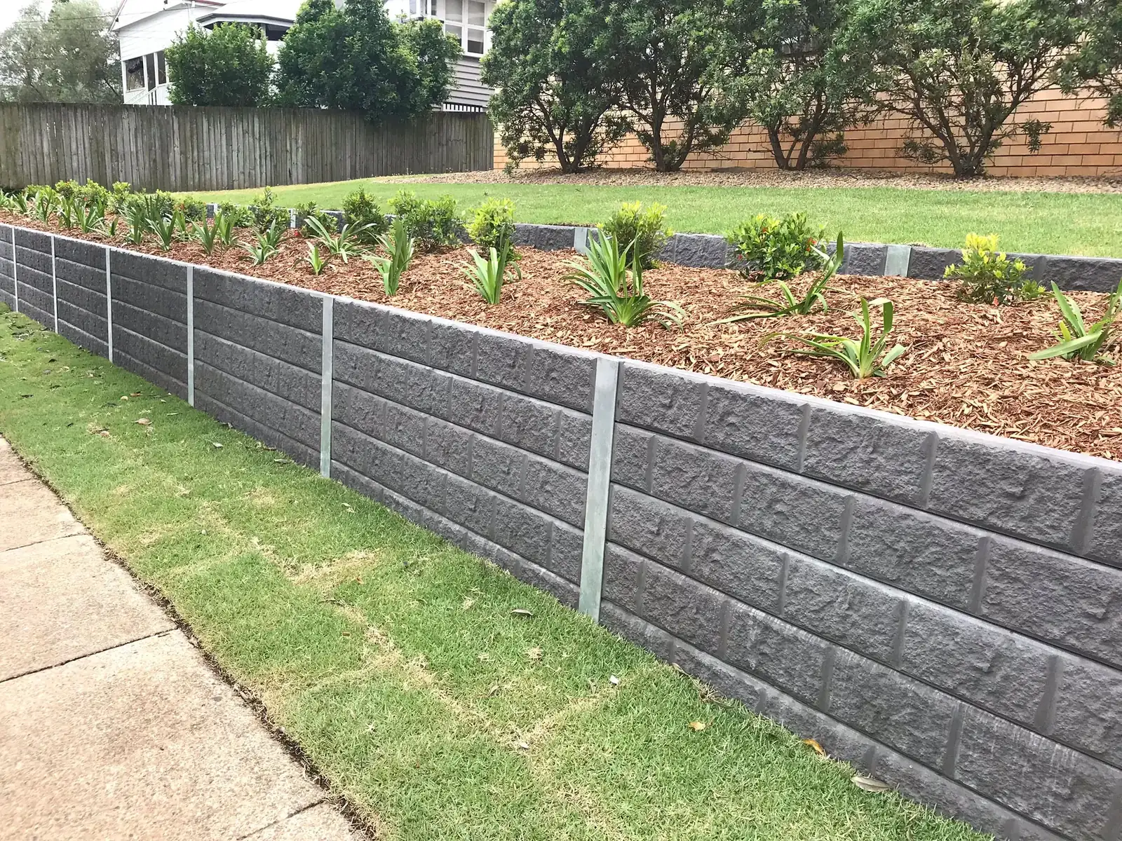 Concrete retaining wall